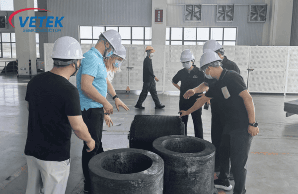 Accueillez les clients pour visiter l'usine de produits en fibre de carbone de Veteksemicon