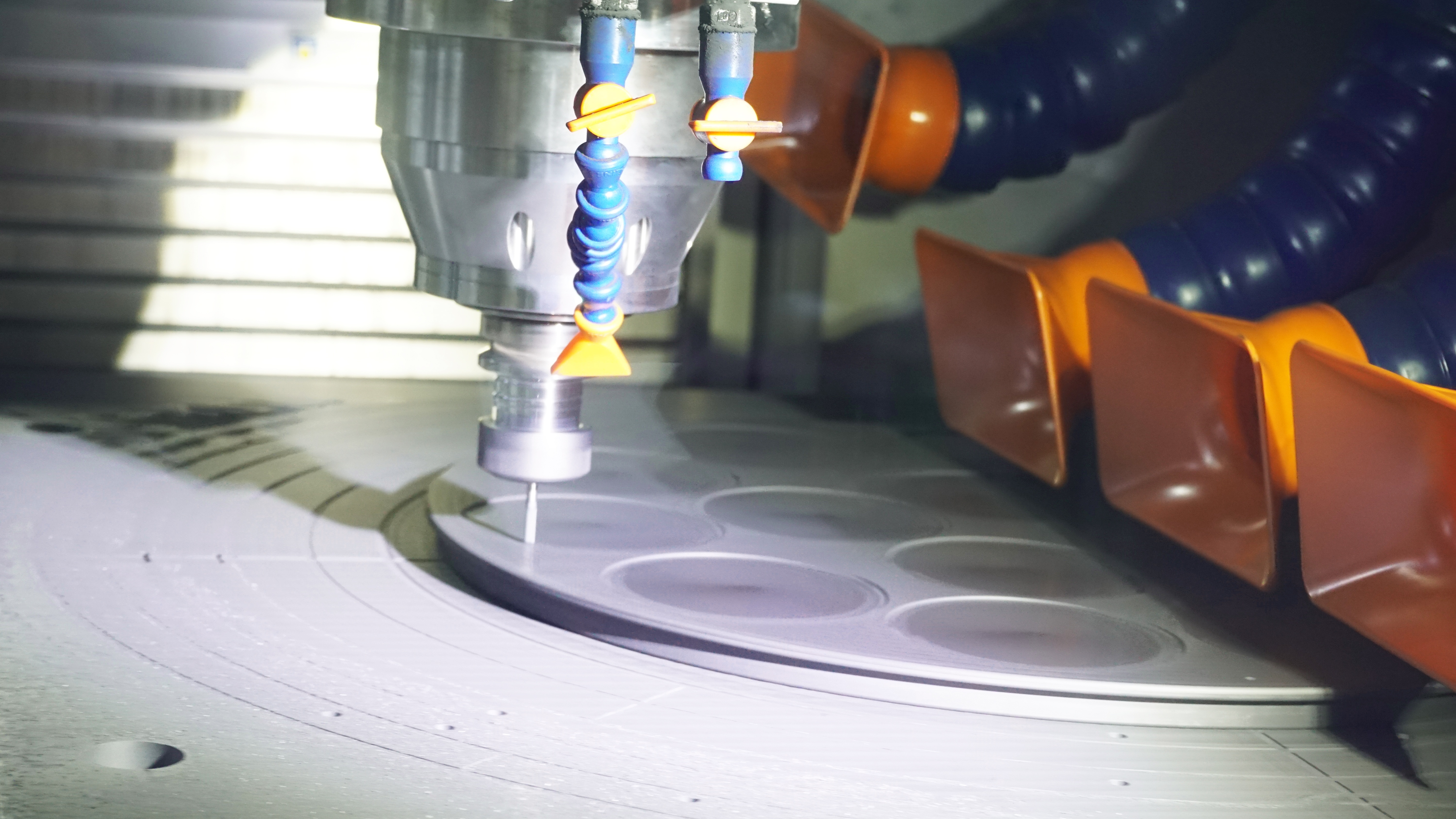 À l'intérieur de l'atelier d'usinage de précision CNC VETEK : construire les bases de composants semi-conducteurs de haute pureté